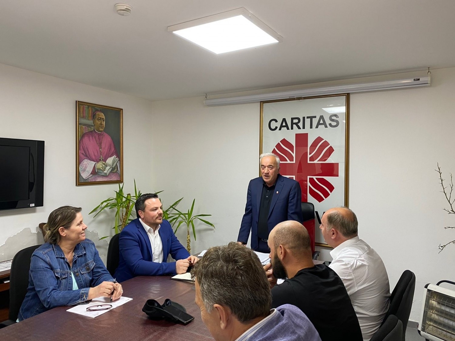 Drejtori Gjeneral i Caritas Kosova Don Viktor Sopi mbajti takim koordinues me stafin